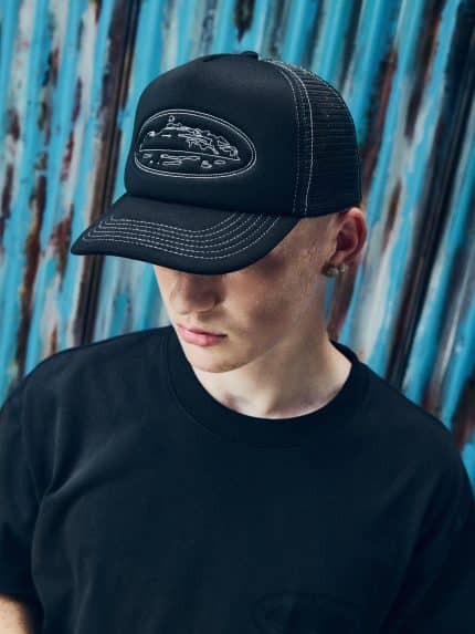 ISLAND OUTLINE TRUCKER HAT BLACK